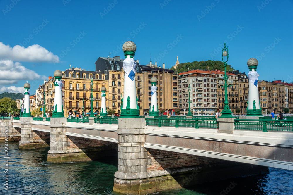 Naklejka premium Wrażenia z mostu San Sebastian - Zurriola (Puente del Kursaal)
