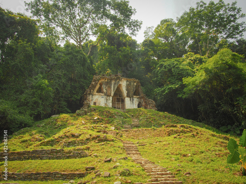 Bilde på lerret Old house in the ruins of Palenque, Yucatán, Mexico