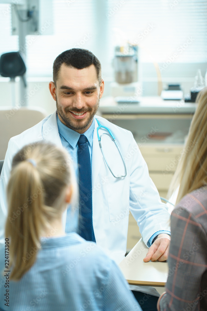 Obraz premium Mother with Sweet Little Girl Visit Friendly Pediatrician. Doctor Talks to Them after Thorough Examination. Brightand Modern Medical Office.