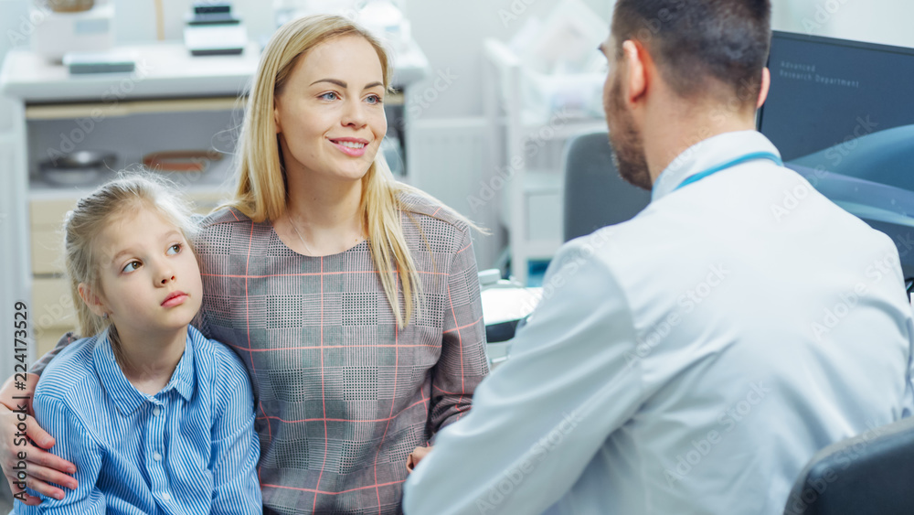 Obraz premium Mother with Sweet Little Girl Visit Friendly Pediatrician. Doctor Talks to Them after Thorough Examination. Brightand Modern Medical Office.