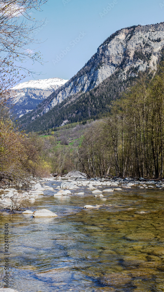 Fluss- und Berglandschaft in Andeer in der Schweiz Fluss- und Berglandschaft in Andeer in der Schweiz