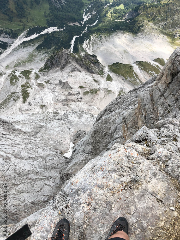 In der Felswand des Berges Dachstein mit Ausblick auf den Gletscher In der Felswand des Berges Dachstein mit Ausblick auf den Gletscher