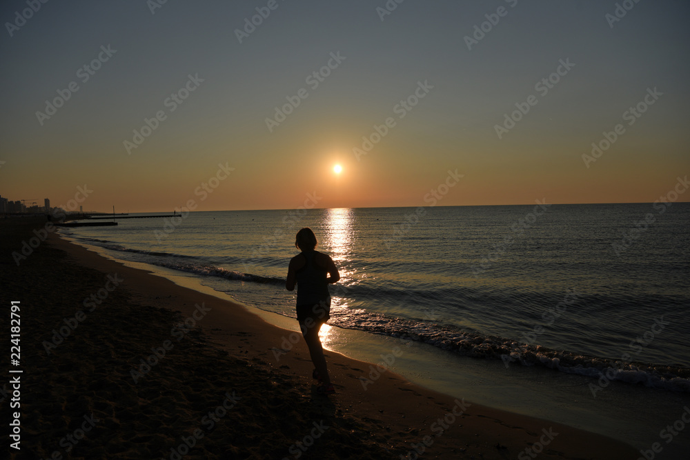 correre fitness allenamento alba tramonto spiaggia mare correre sulla spiaggia sabbia allenarsi cardio benessere dieta 