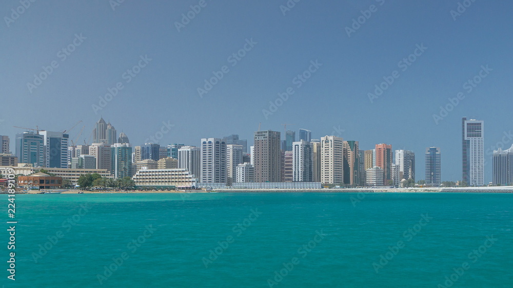 Fototapeta premium Nowoczesne budynki w Abu Dhabi panoramę timelapse z centrum handlowym i plażą.