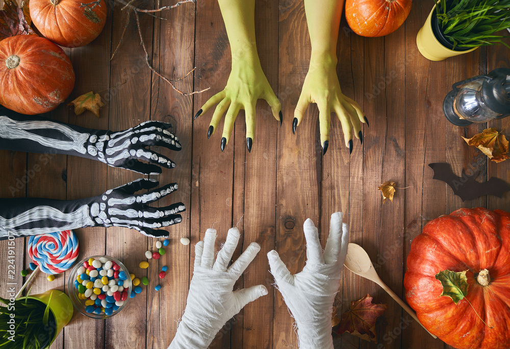 Obraz premium family celebrating Halloween