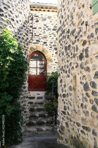 dans une ruelle d'Alba-la-Romaine en Ardèche © Monique Pouzet