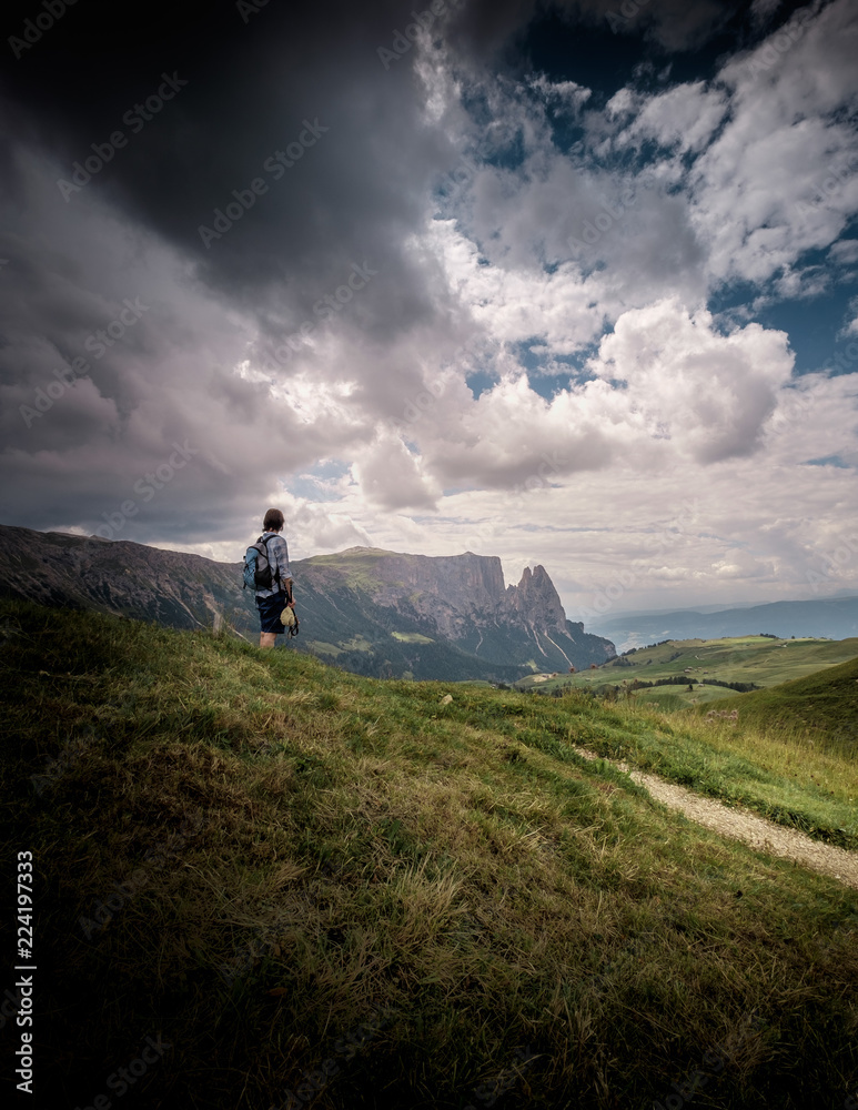 Wanderin geniesst die Aussicht über den Schlern in den Dolomiten