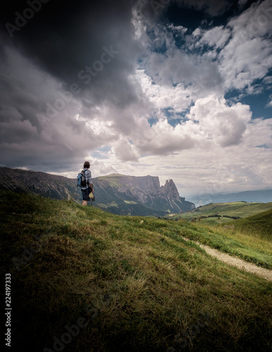 Wanderin geniesst die Aussicht über den Schlern in den Dolomiten