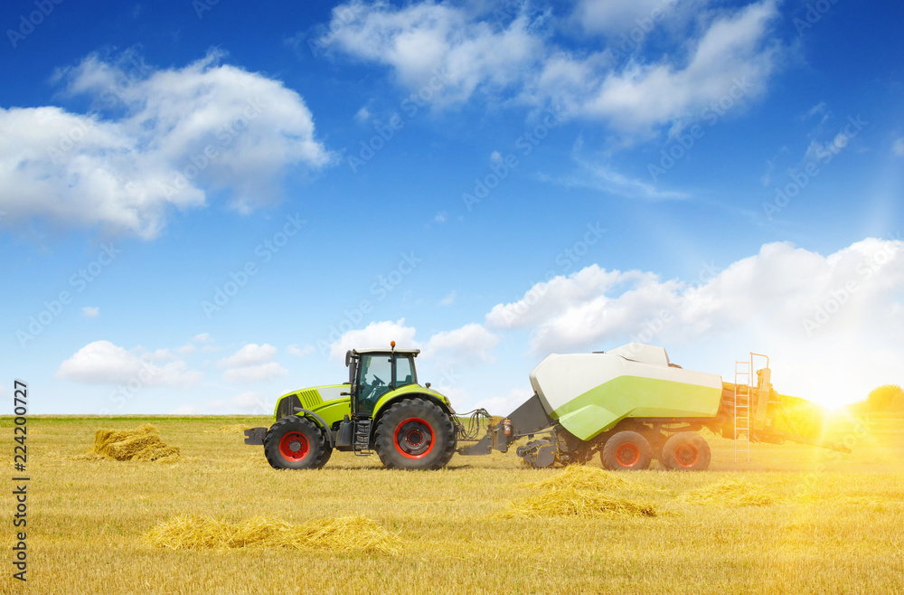 Obraz premium ciągnik na polu