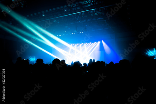The concert stage was accompanied by a powerful and beautiful blue light and a stage show..