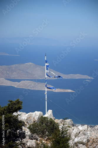 Griechische Flagge auf dem Dikaios photo