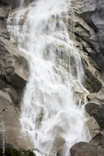 Wasserfall fliessend Fels Gischt