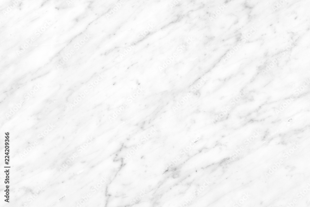 Fototapeta premium Naturalna jasna powierzchnia z białego marmuru Carrara na blat kuchenny lub łazienkowy