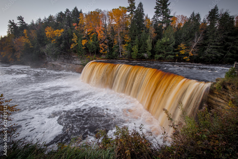 Fototapeta premium Tahquamenon Falls. Beautiful autumn landscape at Tahquamenon Falls State Park in the Upper Peninsula of Michigan.