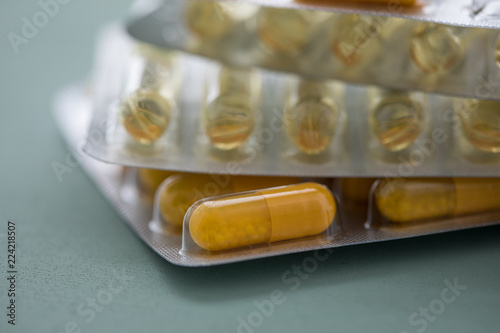 Pillen Blister mit gelben Kapsel Tabletten