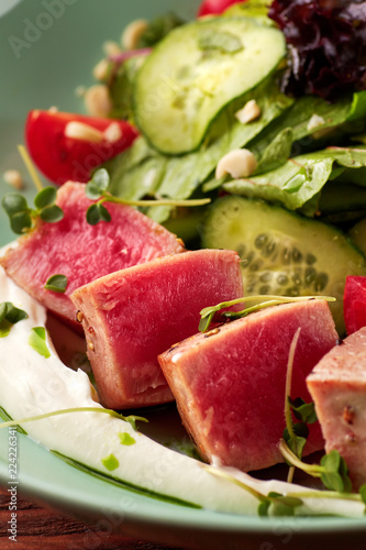 Tuna slices with vegetable salad