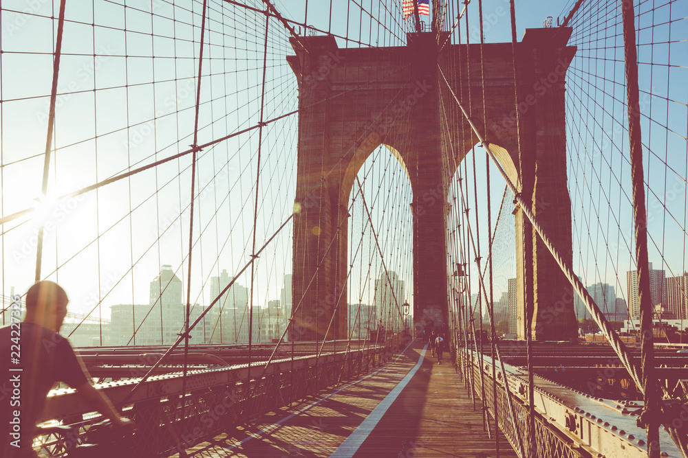 Obraz premium Brooklyn Bridge w Nowym Jorku. Sławny punkt zwrotny w usa przy ranku światłem.