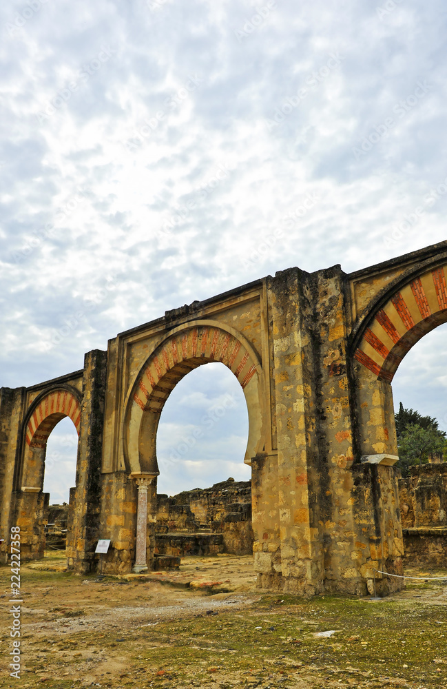 Arcos de herradura en Medina Azahara, aCiudad árabe fundada en el año 936 por Abderramán III a unos 8 km de Córdoba. Patrimonio de la humanidad por la unesco. Andalucia, españa