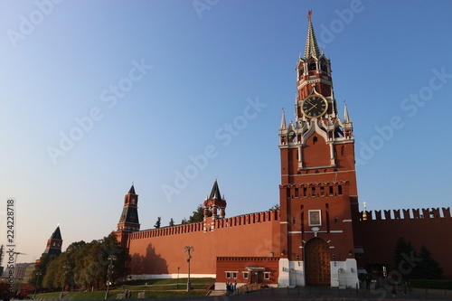 Fototapeta Naklejka Na Ścianę i Meble -  View to Spasskaya tower and walls of Moscow kremlin, Russia