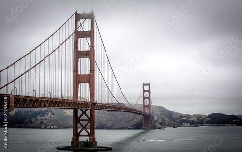 Obraz most Golden Gate przy pochmurnej pogodzie, San Francisco