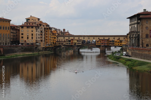 Rower under Ponte Vecchio