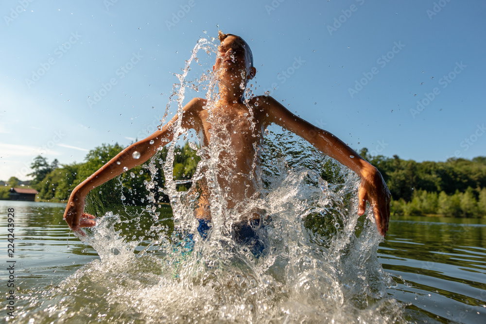 Ταπετσαρία Boy emerging from under water with big splash in wood lake