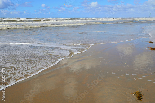 Piana morska na plaży podczas przypływu morza w słoneczny dzień.