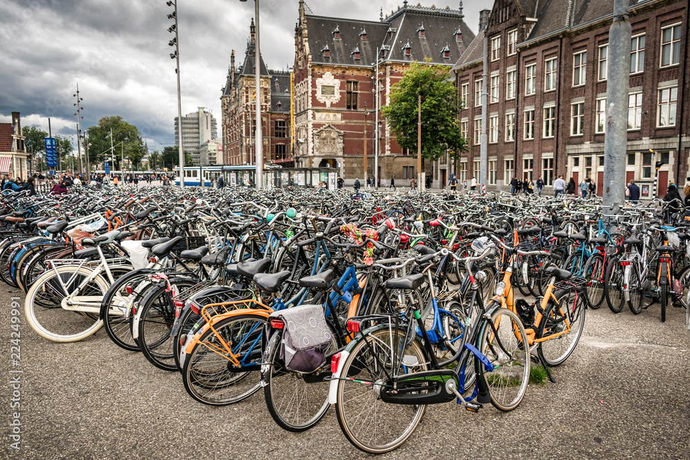 Φωτογραφία Hundreds of locked up bicycles