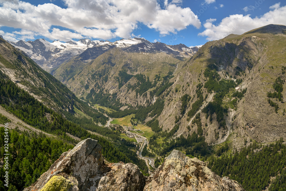 Veduta dall'alto di montagne e valli in estate, Valle d'Aosta, Italia