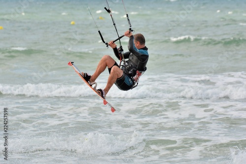 Pratique du kitesurf sur les vagues de Bretagne © aquaphoto