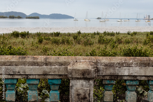 vista de barcos na praia sobre mangue