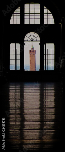 torre asinelli di bologna vista da ospedale rizzoli photo