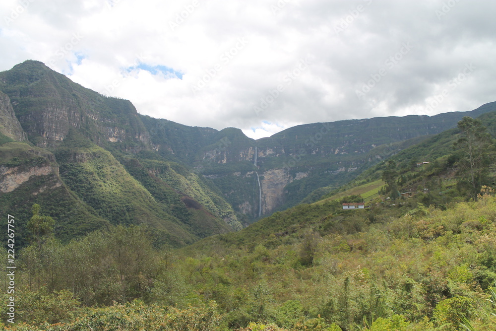una vista desde lejos  de la catarata de Gocta en Chachapoyas - Perú