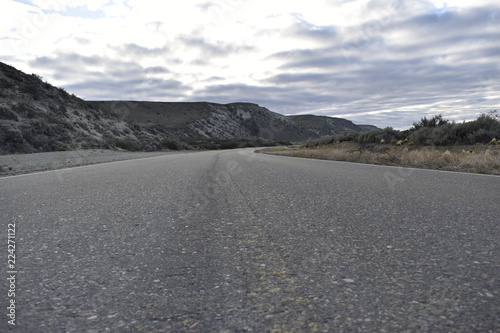 acostada sobre el asfalto vista de la ruta con cielo nublado