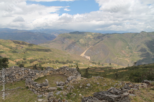 vista desde Fortaleza de Kuelap en chachapoyas - Per    la ciudad en los cielos