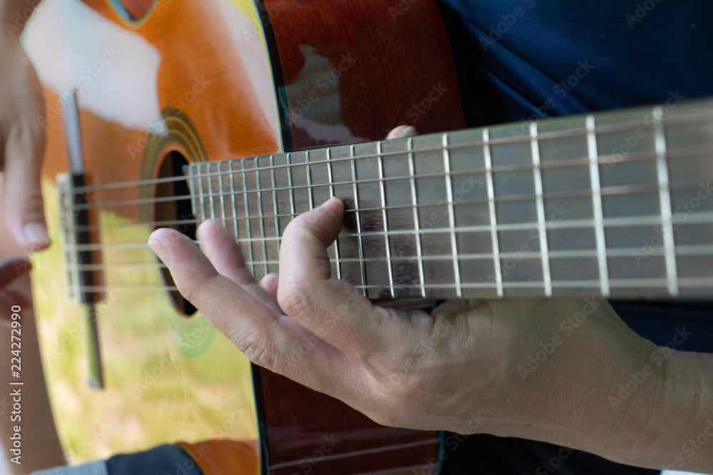 Obraz premium Man hand on playing guitar