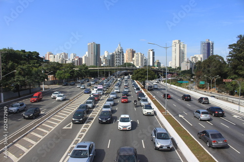 traffic seen from above the bridge © Miqueias Estevam