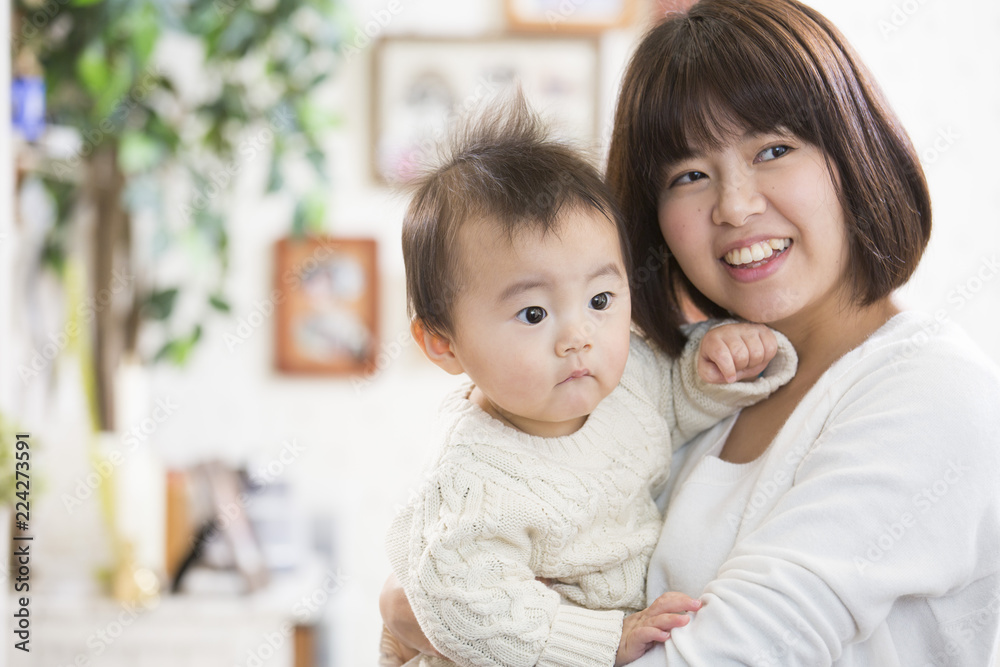 育児、赤ちゃんを抱く若い母親 育児、赤ちゃんを抱く若い母親
