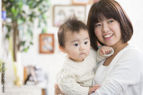 育児、赤ちゃんを抱く若い母親