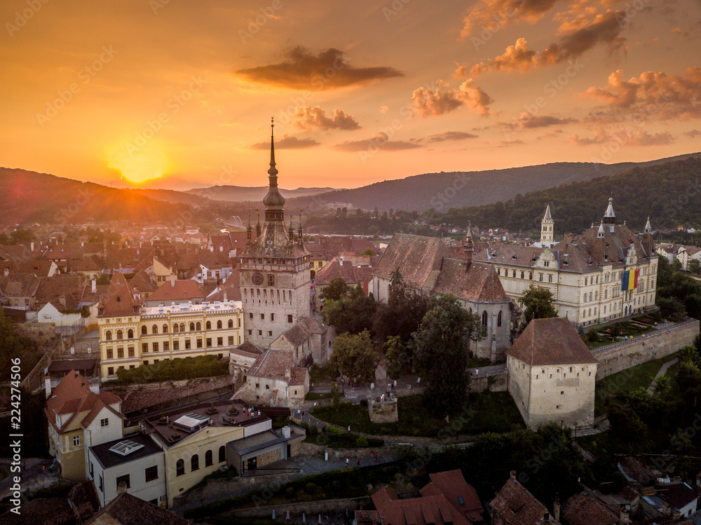 Obraz premium Sunset panorama of medieval Sighisoara with colorful, red, yellow, orange, purple sky