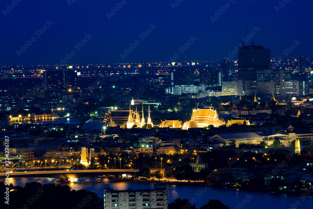 バンコク夜景の中の王宮