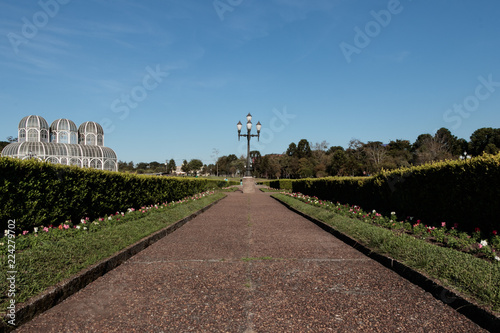 Corredor de flores em parque da cidade