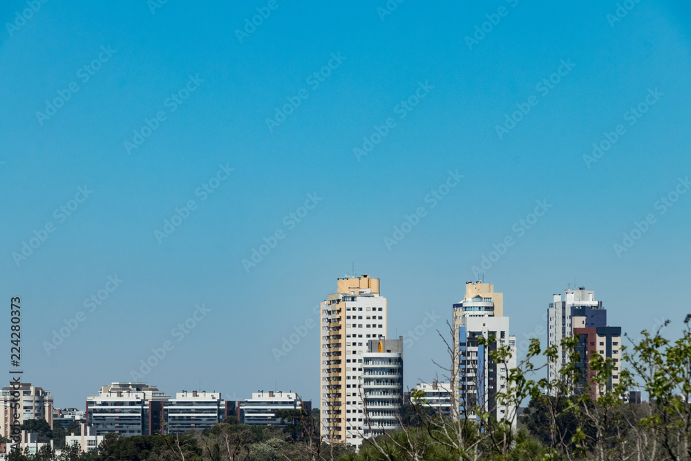 Vista da cidade com prédios altos em dia de sol Vista da cidade com prédios altos em dia de sol
