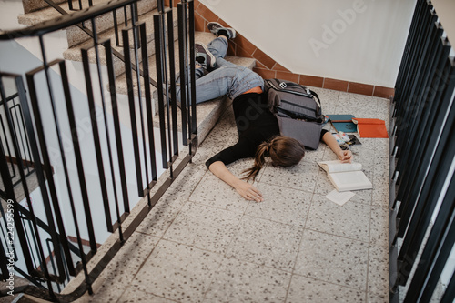 Frau stürzt auf Treppe photo