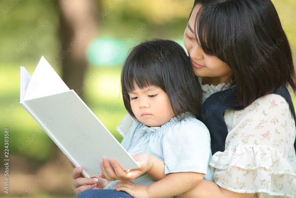 本を読む親子 本を読む親子