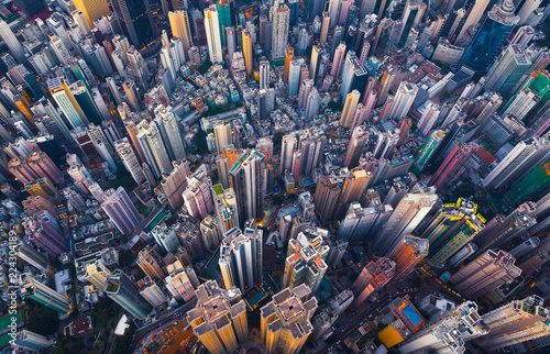 Widok z lotu ptaka Hong Kong śródmieście. Dzielnica finansowa i centra biznesowe w inteligentnym mieście w Azji. Widok z góry wieżowca i wieżowców.