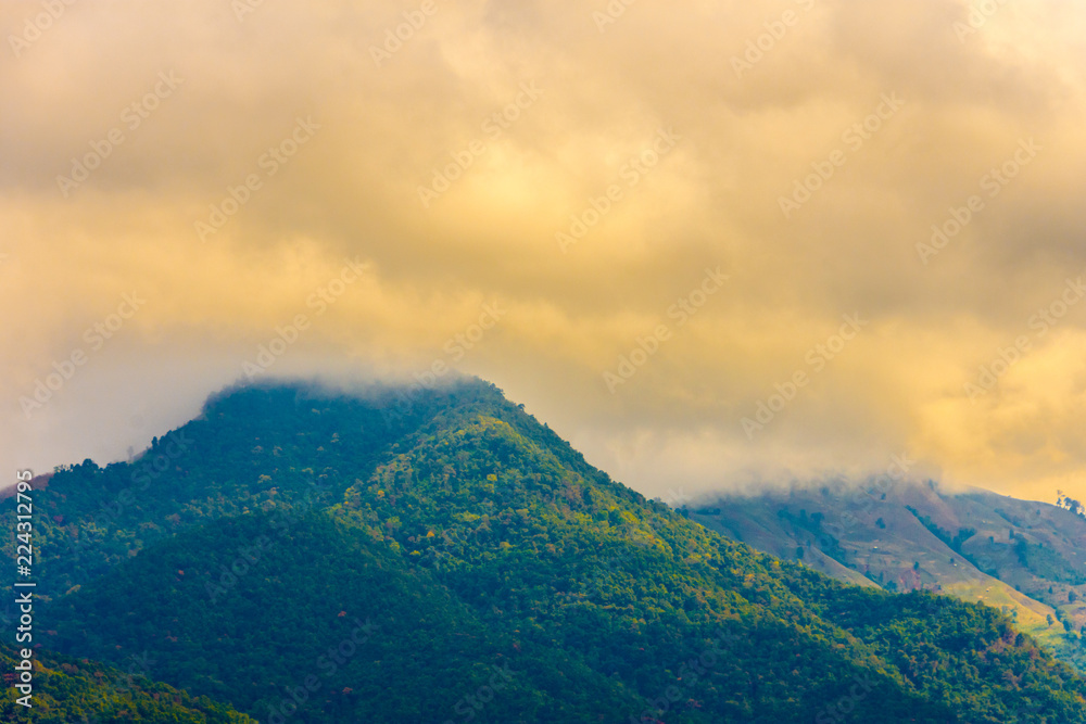 Obraz premium Beautiful landscape view of hill and mountain with cloud sky.