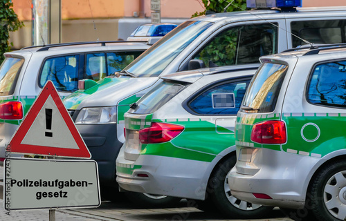 Schild Polizeiaufgabengesetz Polizeiautos photo