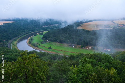 Die Elbe in der sächsischen Schweiz nach Regen bei aufsteigendem Nebel
