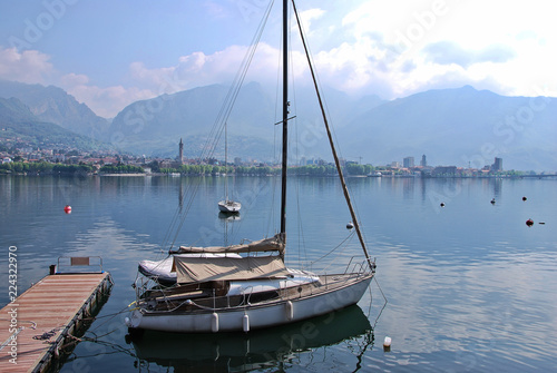 Barca a vela sul lago a Malgrate